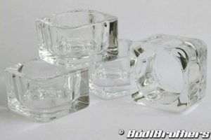 víztiszta, vastag üvegből készült itató